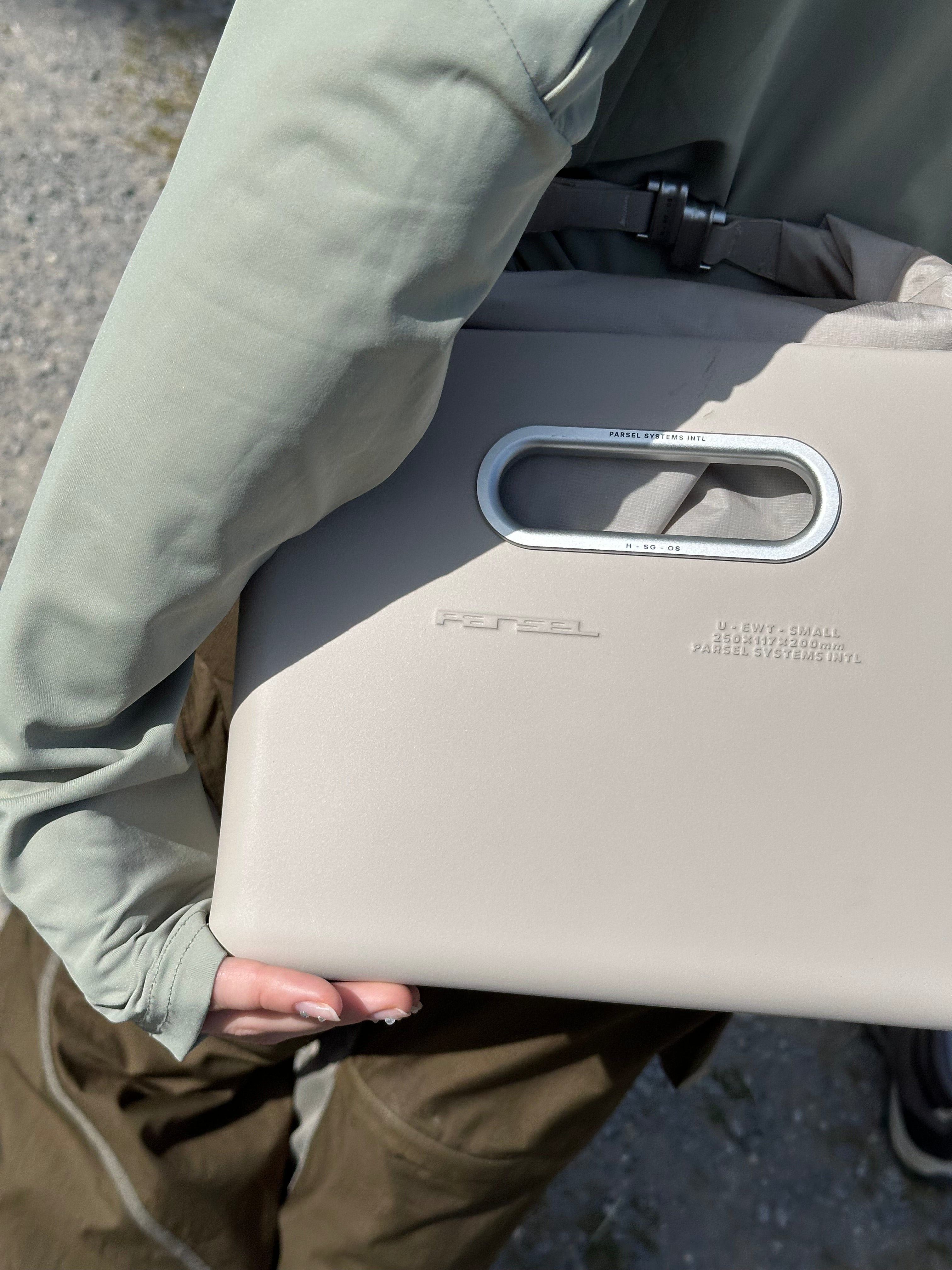 <span class='tracking-parsel'>U - EWT - S</span> <br/>Unit with Strap + Liner inside