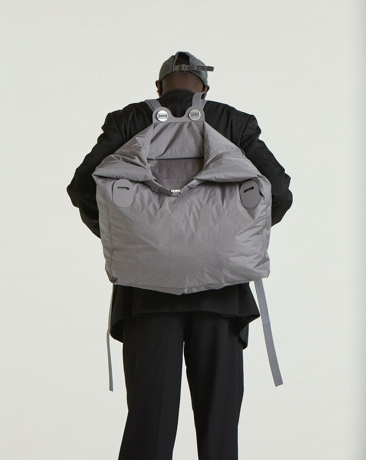 <span class='tracking-parsel'>INSERTING THE LINER</span> <br/>
Liner wrapped Unit as backpack