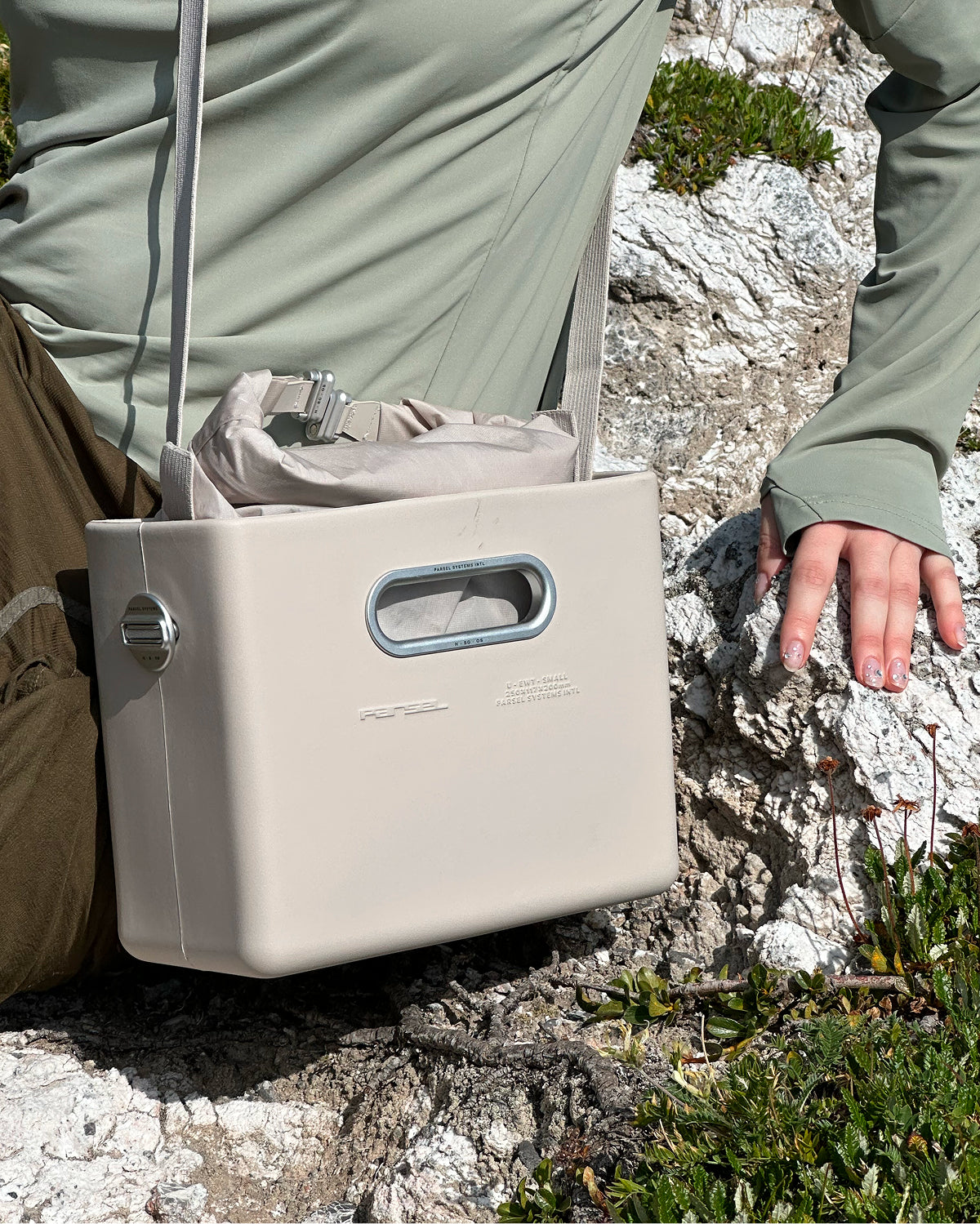 <span class='tracking-parsel'>U - EWT - S</span> <br/>Unit with Strap and Liner insert